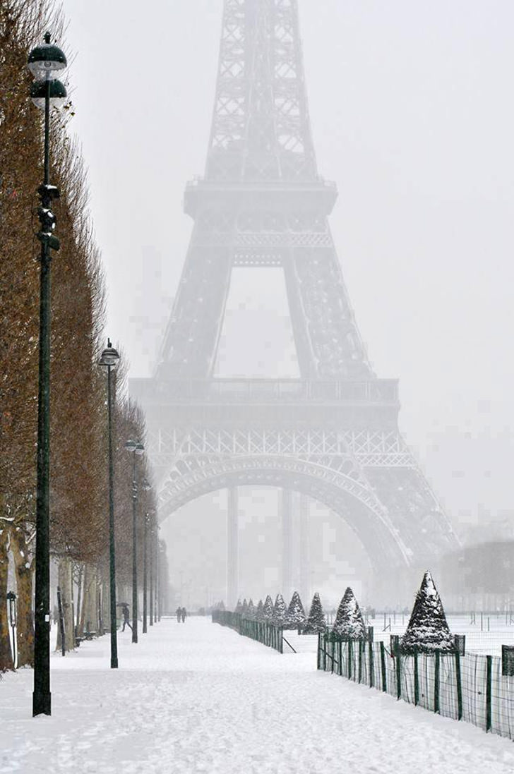 effiel tower paris winter snow